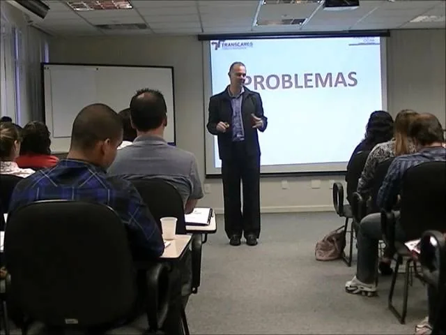 Anderson Rocha conduzindo um workshop diante de uma sala de participantes