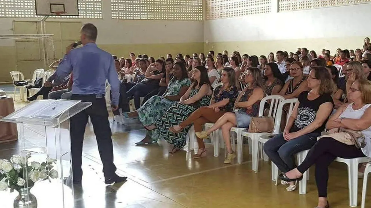Anderson Rocha palestrando para um auditório cheio