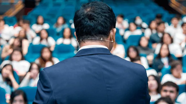 Pessoa falando em público durante um curso de oratória